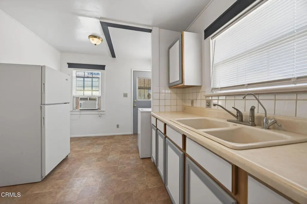 822 E Pleasant - Kitchen / Dine in Area