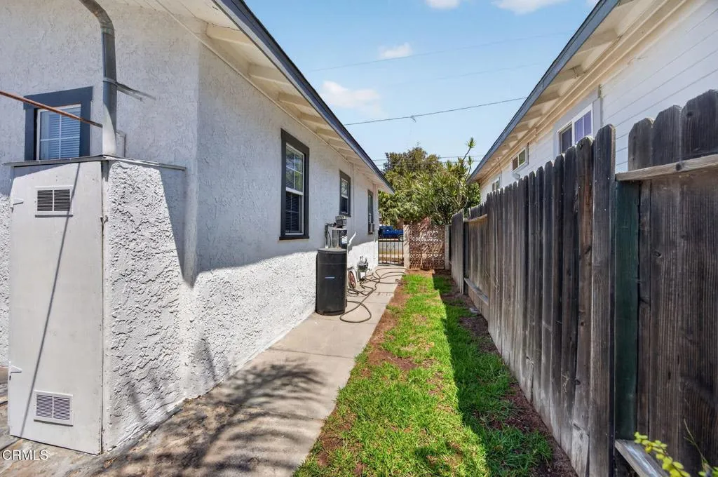 822 E Pleasant - Side Yard