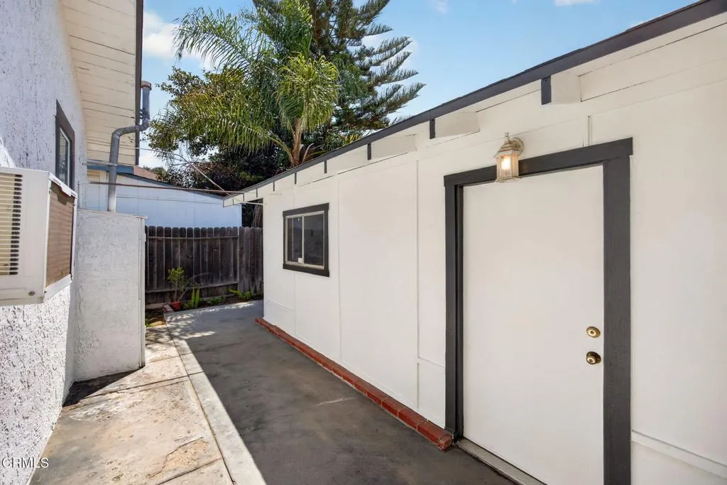 822 E Pleasant - Breezeway