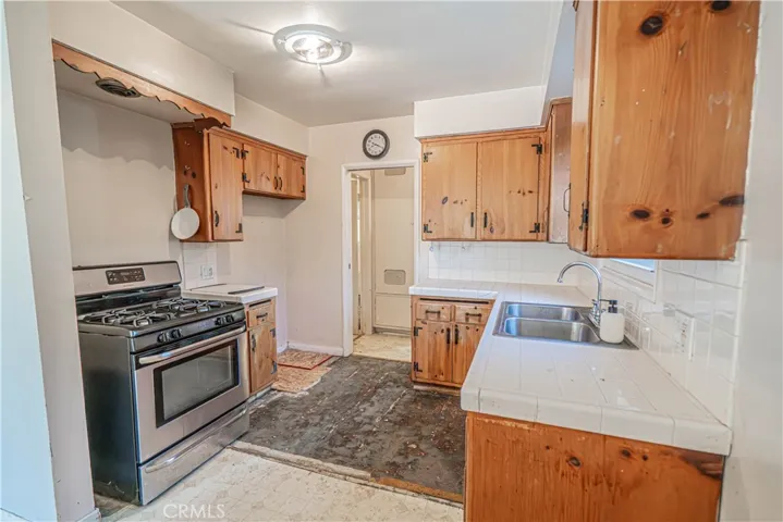 21516 Villena, Woodland Hills, California 91364