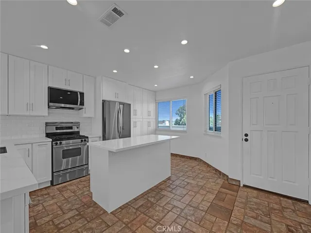 Light and bright kitchen