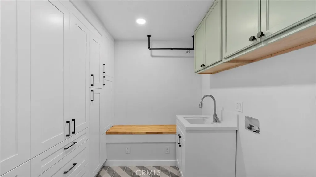 Laundry Room w/utility sink