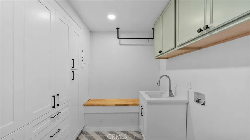 Laundry Room w/utility sink