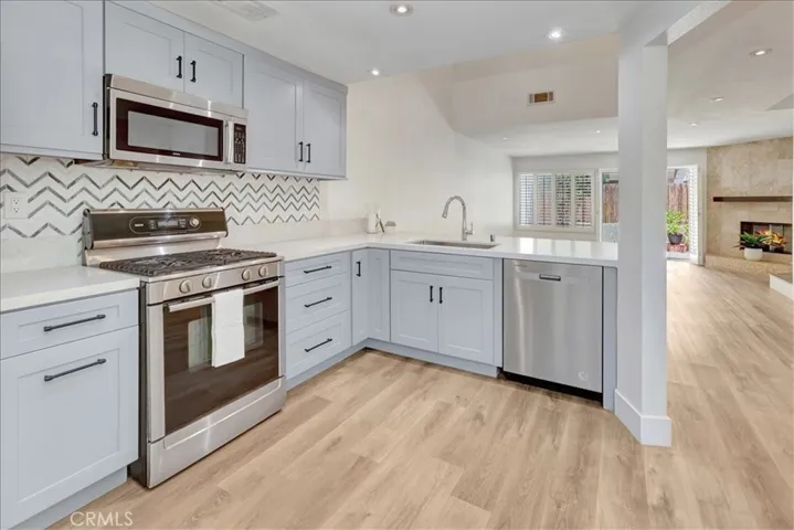 Look at this terrific gourmet kitchen!