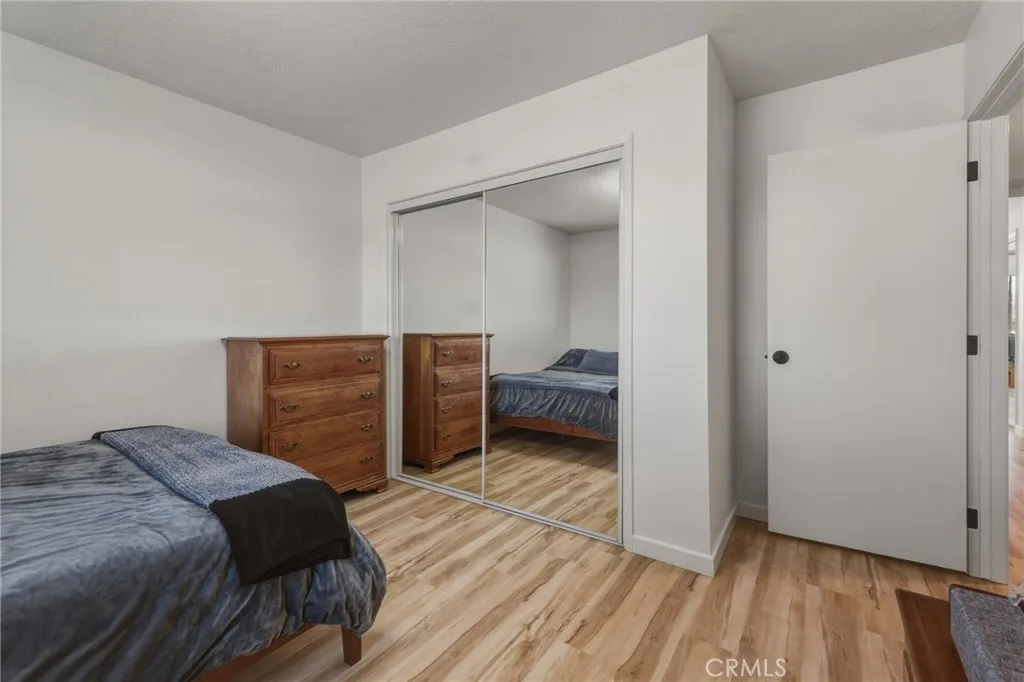 Bedroom e