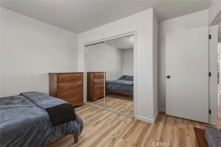 Bedroom e