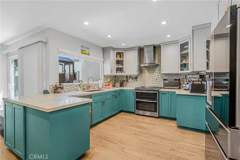 TASTEFULLY UPGRADED KITCHEN