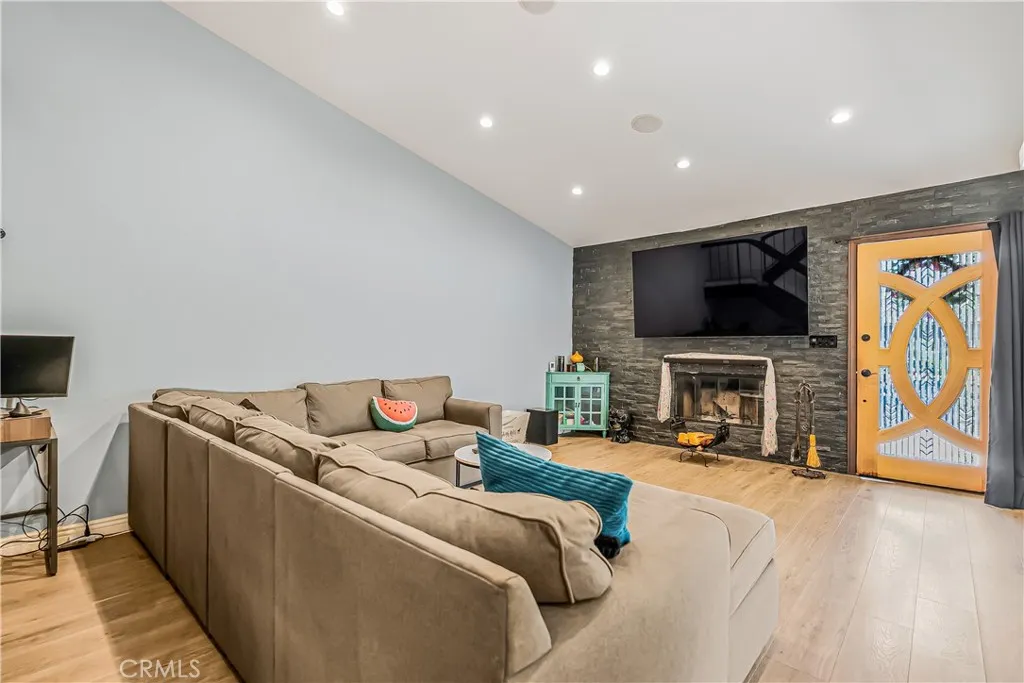 LIVING ROOM WITH DECORATIVE FIREPLACE