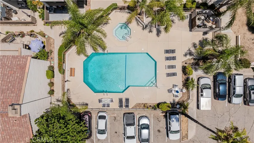 WALKING DISTANCE POOL AREA