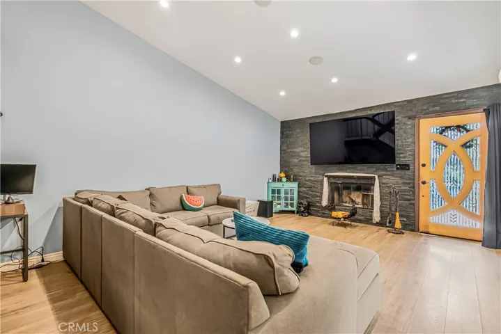 LIVING ROOM WITH DECORATIVE FIREPLACE