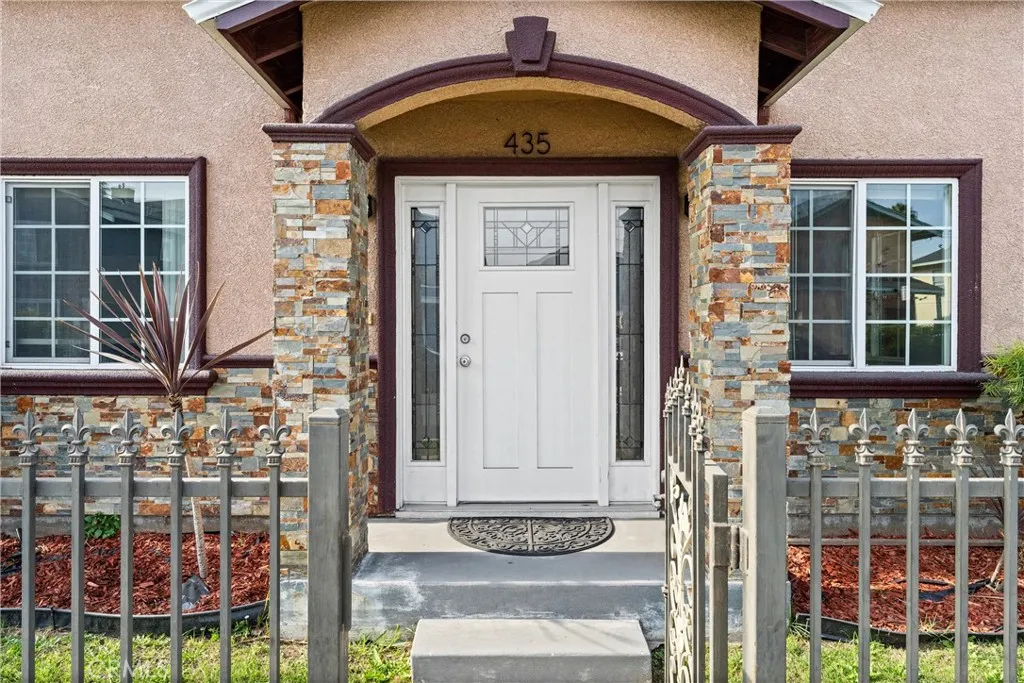 435-cerritos-ave-long-beach-ca-front-entry.jpg