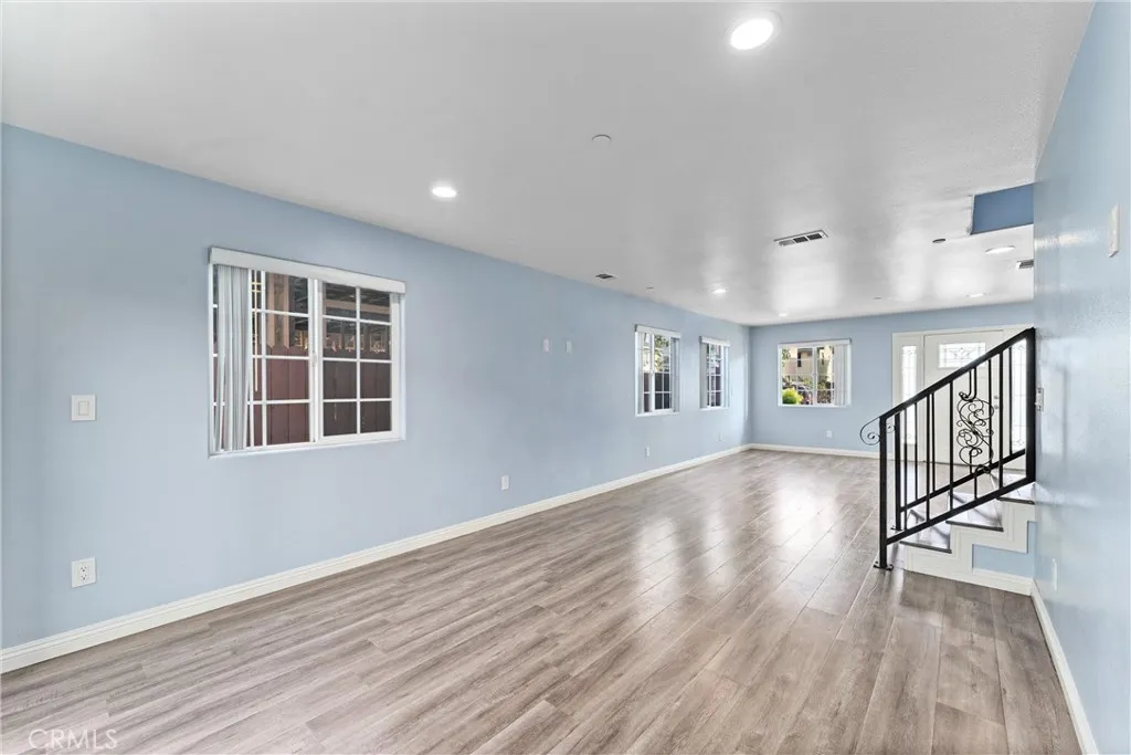 435-cerritos-ave-long-beach-ca-natural-light-living-room.jpg