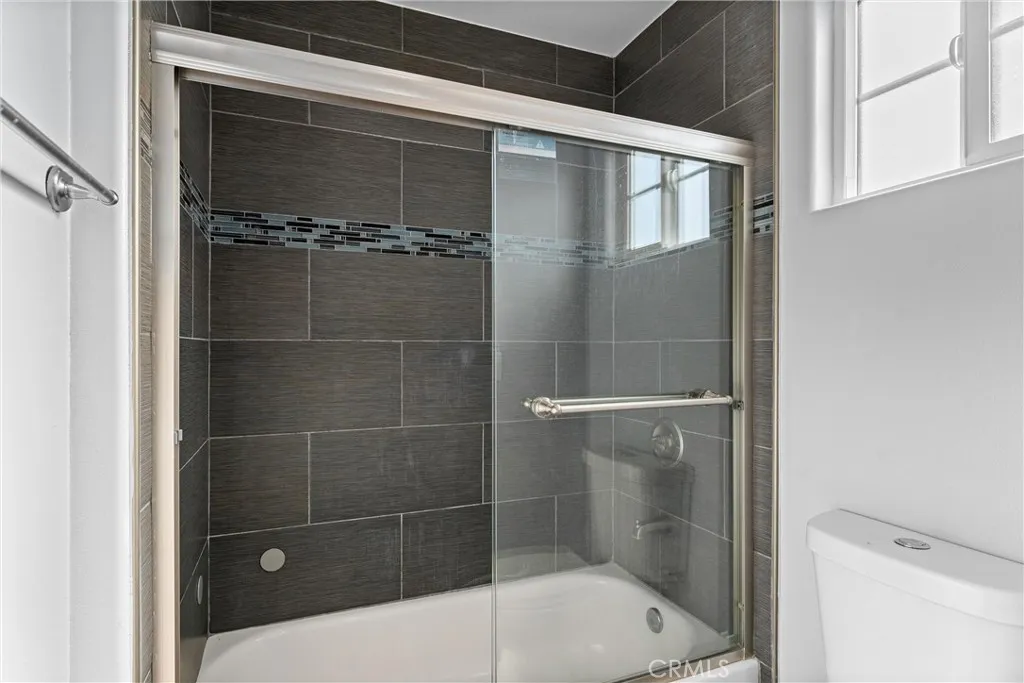 435-cerritos-ave-long-beach-ca-primary-bathroom.jpg