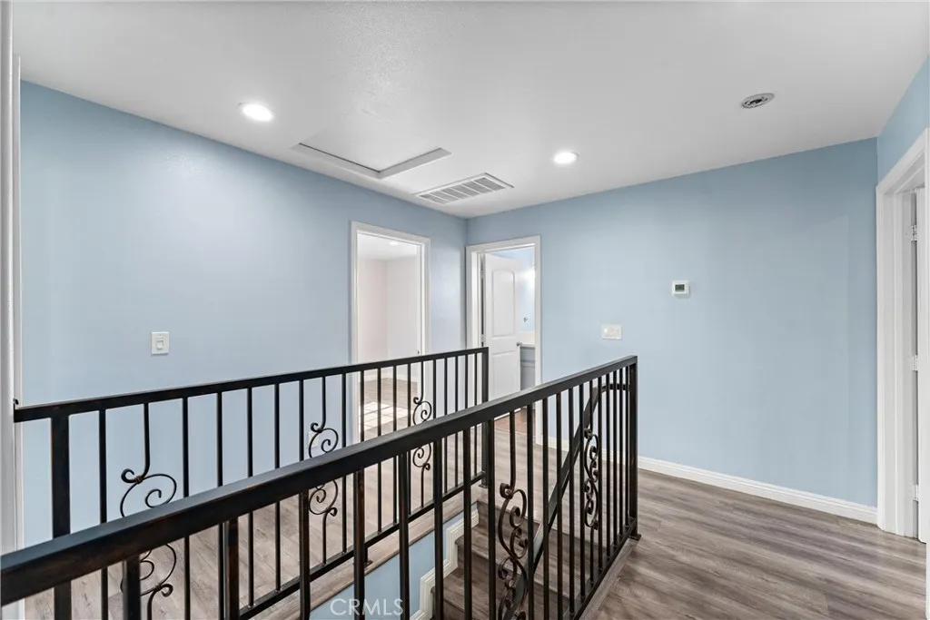 435-cerritos-ave-long-beach-ca-upstairs-hallway.jpg