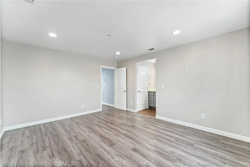 35-cerritos-ave-long-beach-ca-primary-bedroom.jpg