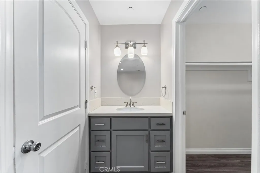 435-cerritos-ave-long-beach-ca-primary-bathroom.jpg