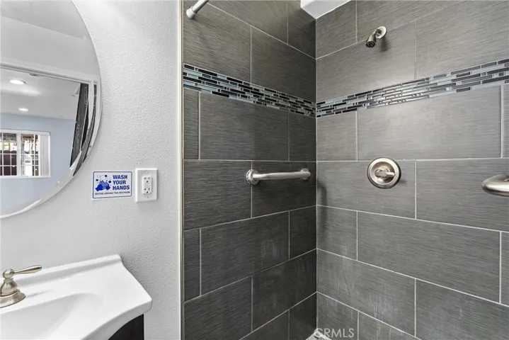 435-cerritos-ave-long-beach-ca-main-level-bathroom-with-shower.jpg