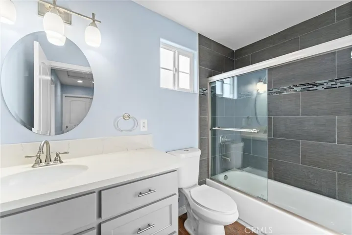 435-cerritos-ave-long-beach-ca-full-bathroom.jpg