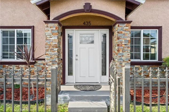435-cerritos-ave-long-beach-ca-front-entry.jpg