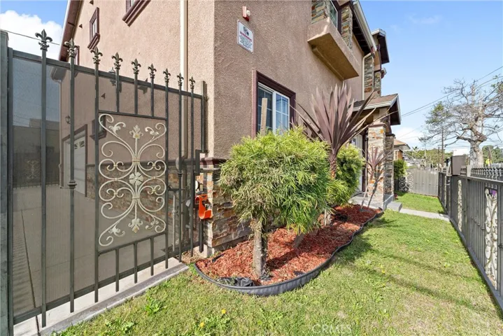 435-cerritos-ave-long-beach-ca-landscaped-front-yard.jpg
