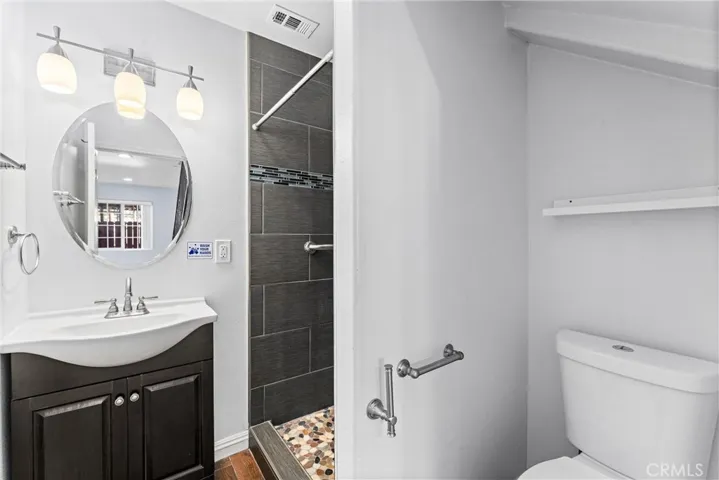 435-cerritos-ave-long-beach-ca-convenient-first-floor-bathroom.jpg