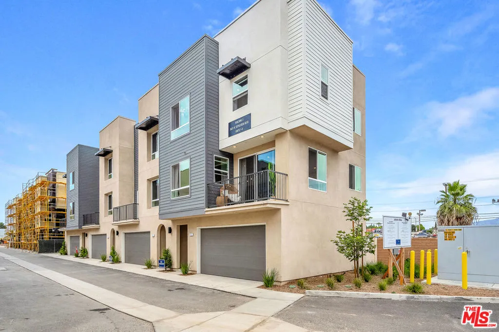 Modern Corner Unit in Gated To