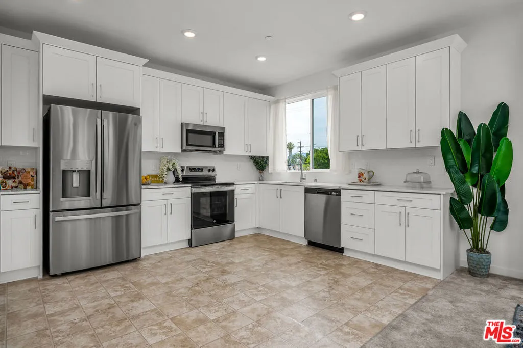 Modern Kitchen, Quartz Counter