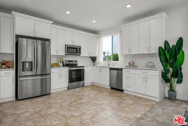 Modern Kitchen, Quartz Counter