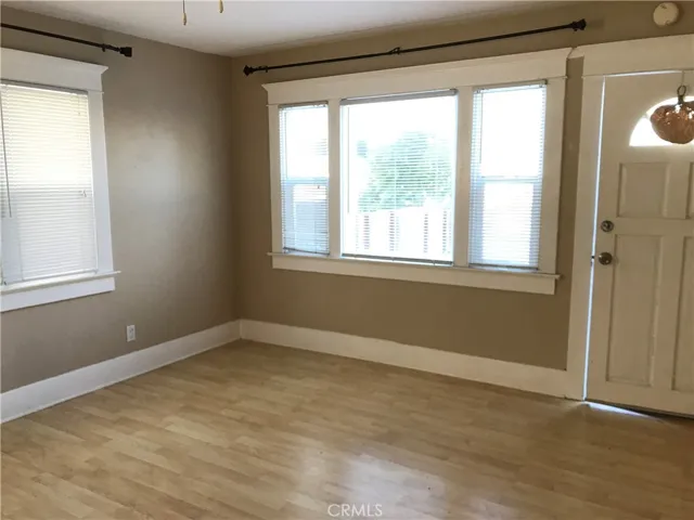Big windows in the living room with a peek-a-boo ocean view. Pictures are from 2020, before tenant moved in.