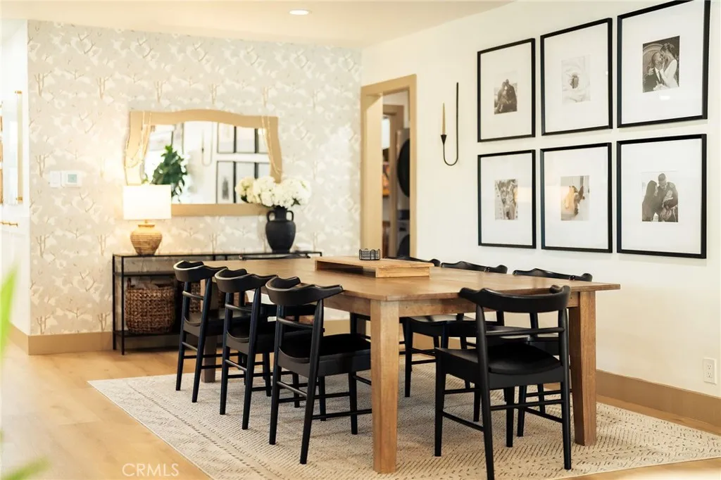 open floorplan to dining room
