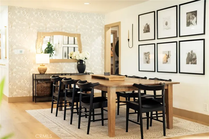 open floorplan to dining room