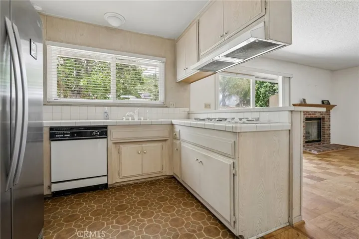 22259 Bassett, Canoga Park, California 91303