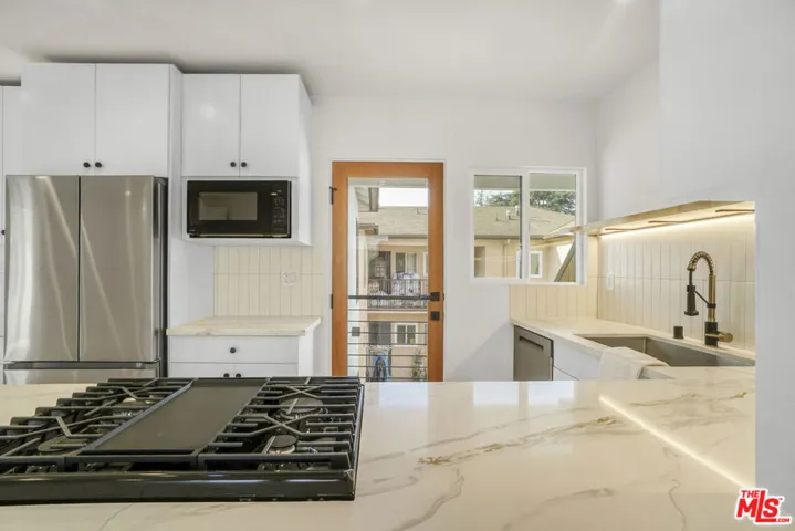 4017 Grand View Boulevard, Culver City, California 90066