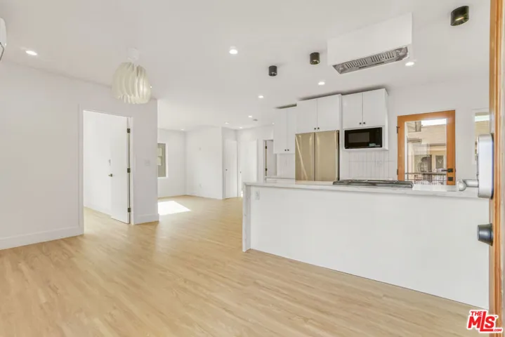 4017 Grand View Boulevard, Culver City, California 90066