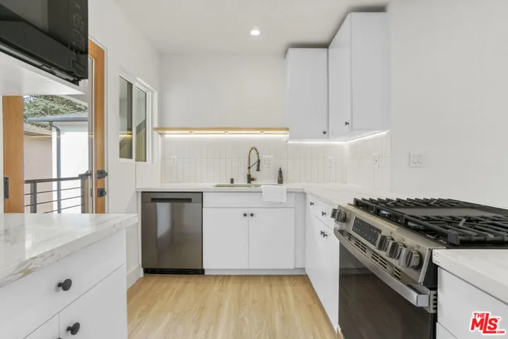 4017 Grand View Boulevard, Culver City, California 90066