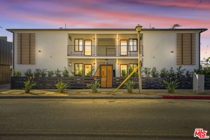4017 Grand View Boulevard, Culver City, California 90066