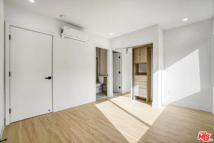 4017 Grand View Boulevard, Culver City, California 90066