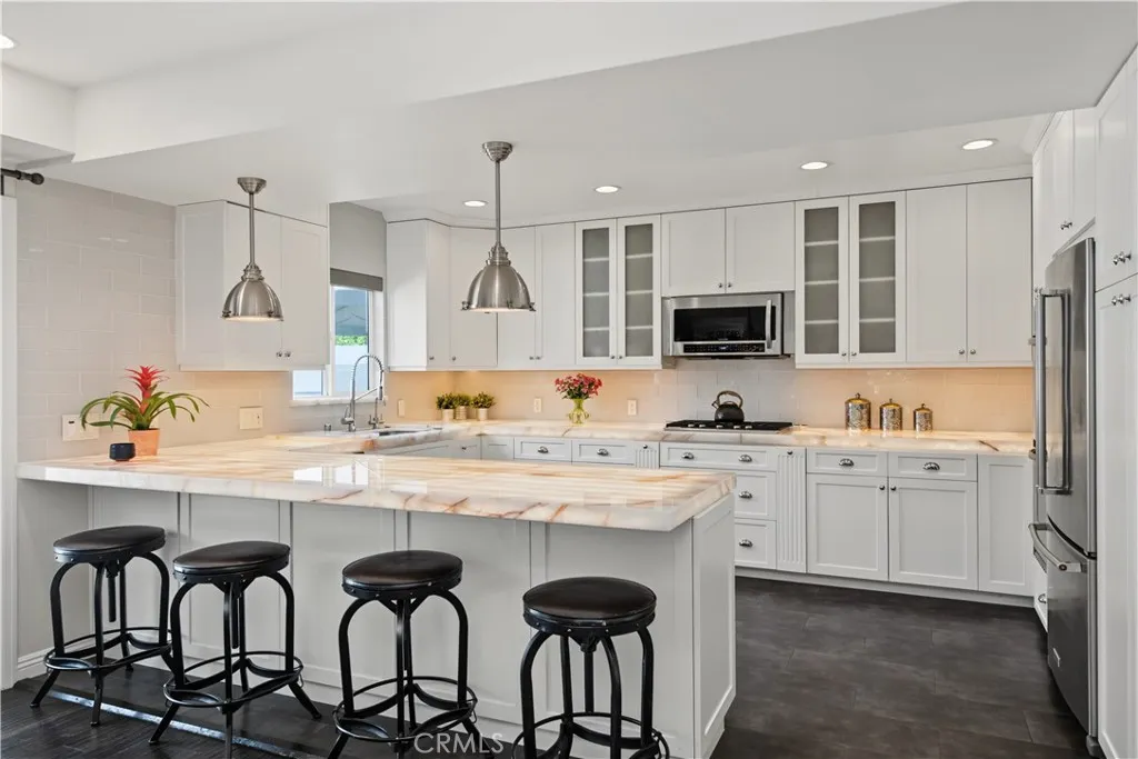 Kitchen peninsula with 4 bar stools
