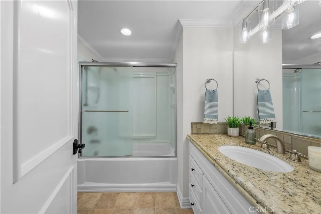 First floor en-suite bath