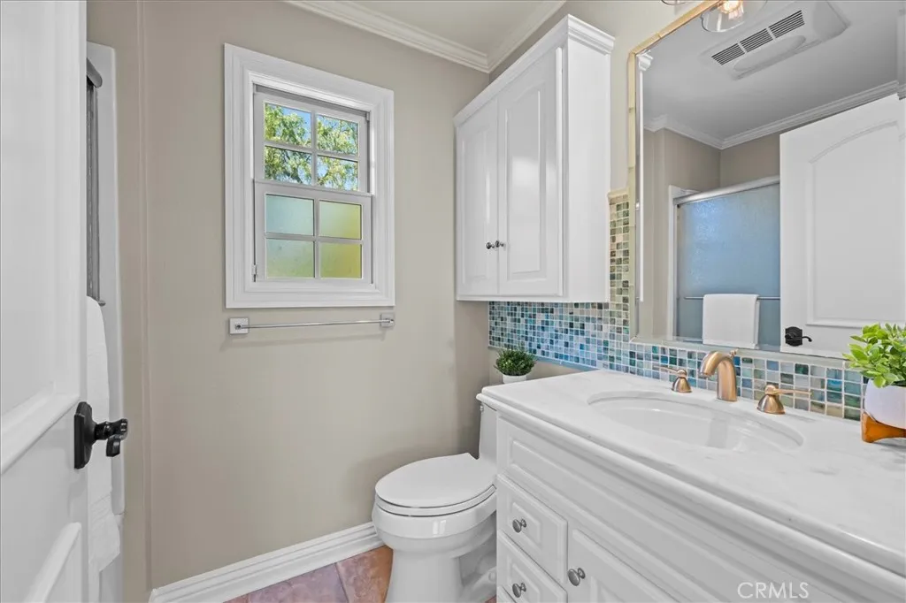 Bedroom 4 en-suite bath