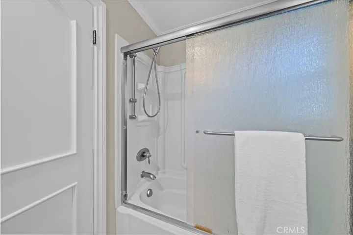 Bedroom 4 en-suite bath