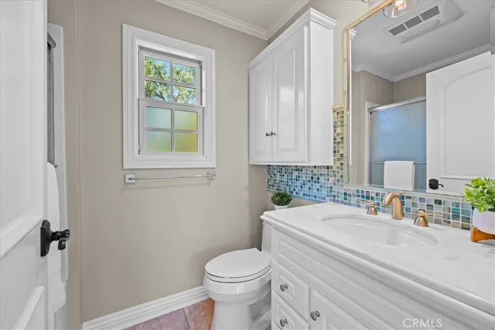Bedroom 4 en-suite bath