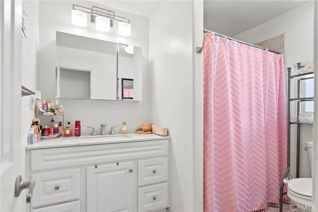 Full Bathroom 2