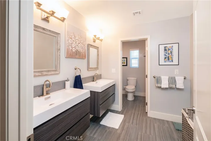 2nd. floor hallway bath