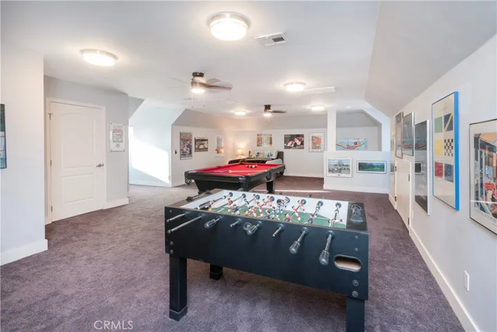 Top floor approximately 995 square foot with large walk-in closet