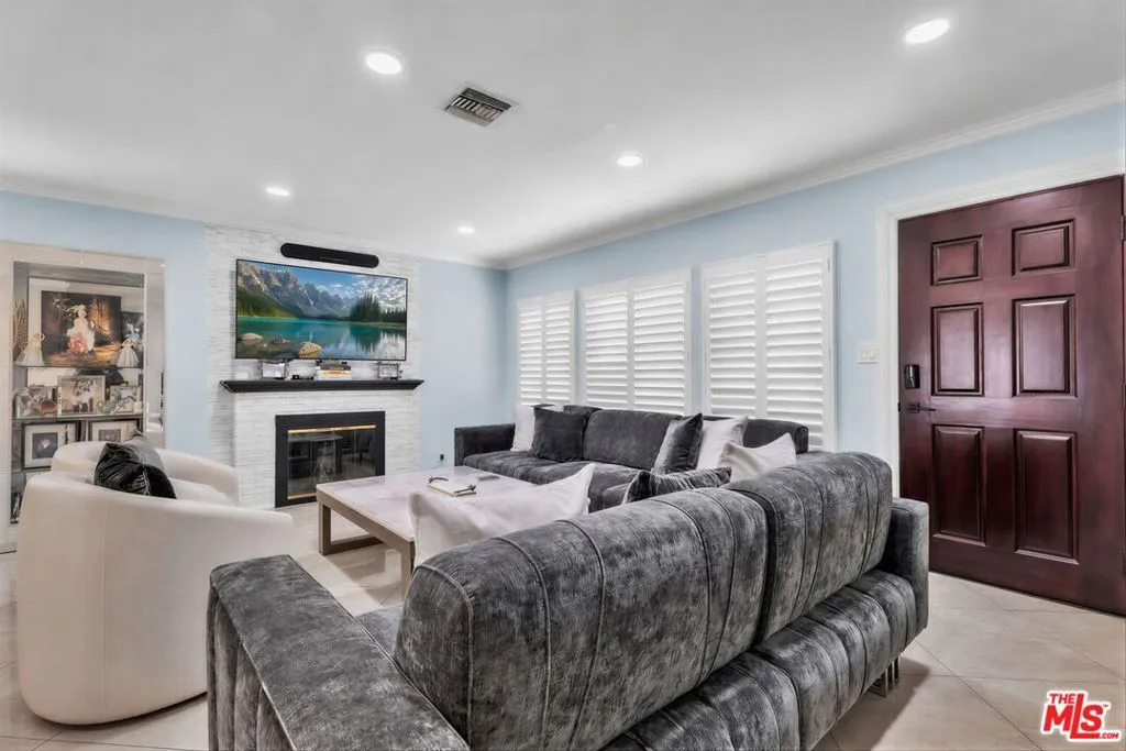 6718 Katherine Avenue, Van Nuys, California 91405 — photo 4