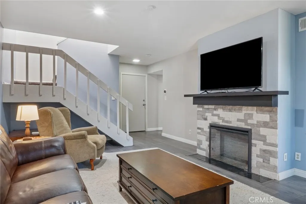 Electric fireplace, nice living room!
