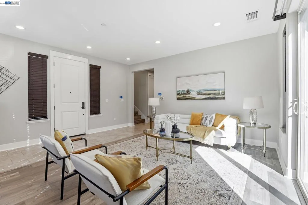 Entry Level - Powder room
