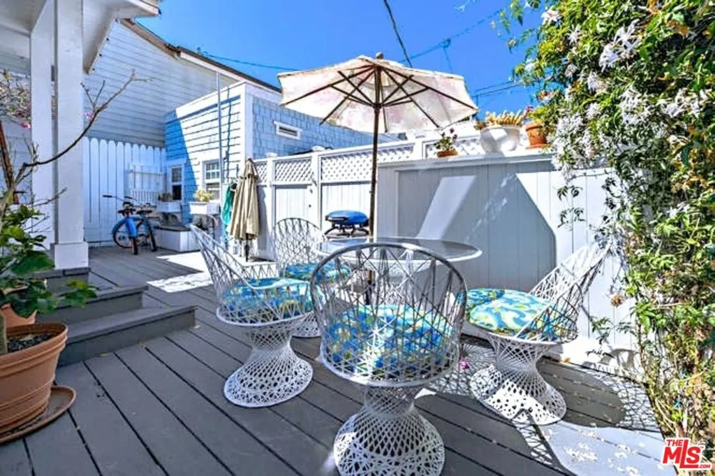 2nd deck between cottages