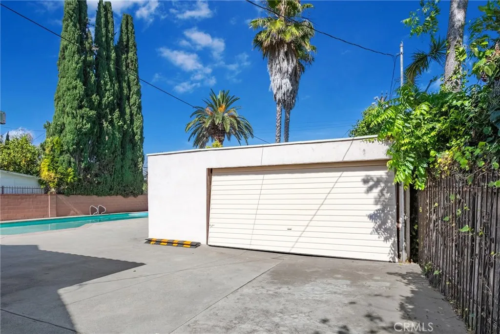 Detached 2-Car Garage